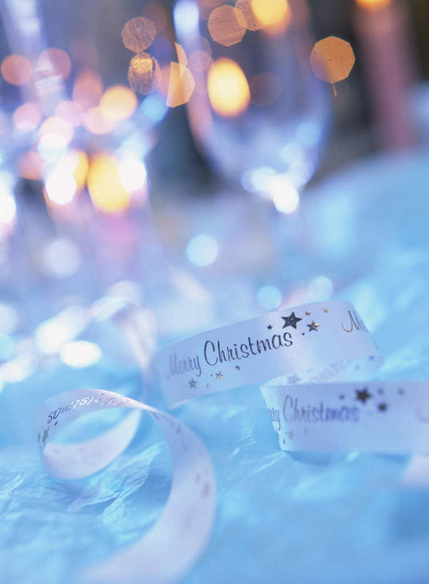 无人,竖图,俯视,室内,白天,杯子,照明,圣诞节,阴影,节日,朦胧,模糊,庆祝,装饰,透明,反射,英文,标志,彩灯,高脚杯,文字,影子,字符,字母,灯光,缎带,红酒杯,文化,标识,玻璃制品,灯,两个,白色,酒杯,灯具,庆典,花灯,纪念,英文字母,华丽,修饰,照亮,点缀,照明设备,衬托,美观,雅致,雅观,玻璃杯,彩图,高角度拍摄