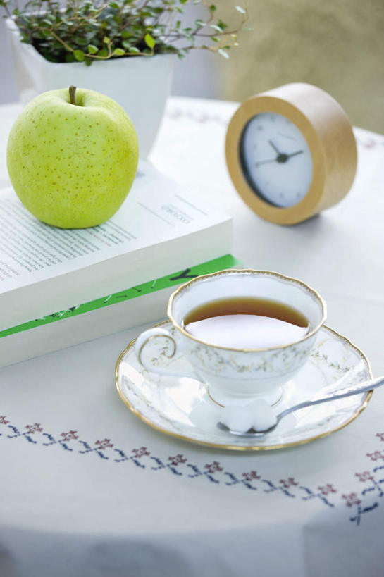 无人,竖图,俯视,室内,白天,植物,苹果,杯子,餐具,水果,闹钟,新鲜,时间,布料,瓷器,碟子,盘,盆栽,时钟,勺子,生食,食品,果实,咖啡杯,盆景,陶瓷制品,计时,布纹,桌布,食物,一个,绿色,白色,自然,盘子,餐巾,调羹,碟,台布,汤匙,钟表,球体,表,有机食品,绿色食品,生长,单个,成长,瓷杯,钟,彩图,高角度拍摄