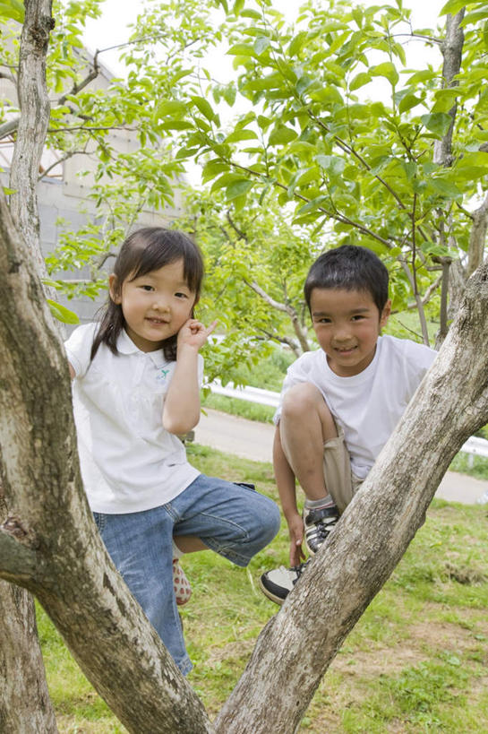 东方人,儿童,头发,两个人,伙伴,朋友,站,笑,摸,微笑,露齿笑,竖图,室外,白天,正面,旅游,度假,游戏,友谊,纯洁,草地,草坪,植物,亚洲,撑,抚摸,阴影,服装,光线,影子,玩,注视,休闲装,黄种人,娱乐,草,树,树木,小孩,衣服,蓝色,绿色,白色,黑色,蓝天,天空,阳光,自然,天,观察,看,站着,享受,休闲,休闲服,放松,可爱,童年,童趣,服饰,生长,成长,观看,活动,察看,撑着,发泄,关注,消遣,智力,童真,烂漫,无邪,宣泄,天真,友情,男孩,男人,男性,女孩,女人,女性,亚洲人,触摸,接触,玩耍,嬉戏,站立,半身,彩图,男生,女生