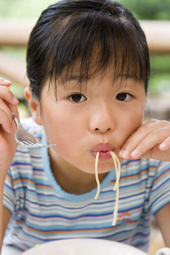 面食,面条,东方人,儿童,头发,一个人,栏杆,坐,笑,摸,吃,微笑,露齿笑,竖图,室外,白天,正面,旅游,度假,纯洁,植物,亚洲,仅一个女性,仅一个人,抚摸,阴影,条纹,服装,光线,影子,围栏,面,注视,休闲装,黄种人,娱乐,踩,护栏,树,树木,小孩,衣服,绿色,黑色,灰色,阳光,自然,踩着,观察,看,仅一个小孩,享受,休闲,休闲服,放松,可爱,童年,童趣,服饰,生长,成长,观看,察看,关注,童真,烂漫,无邪,天真,女孩,女人,女性,亚洲人,孩子,长发,触摸,接触,嚼,食,坐着,半身,彩图,女生