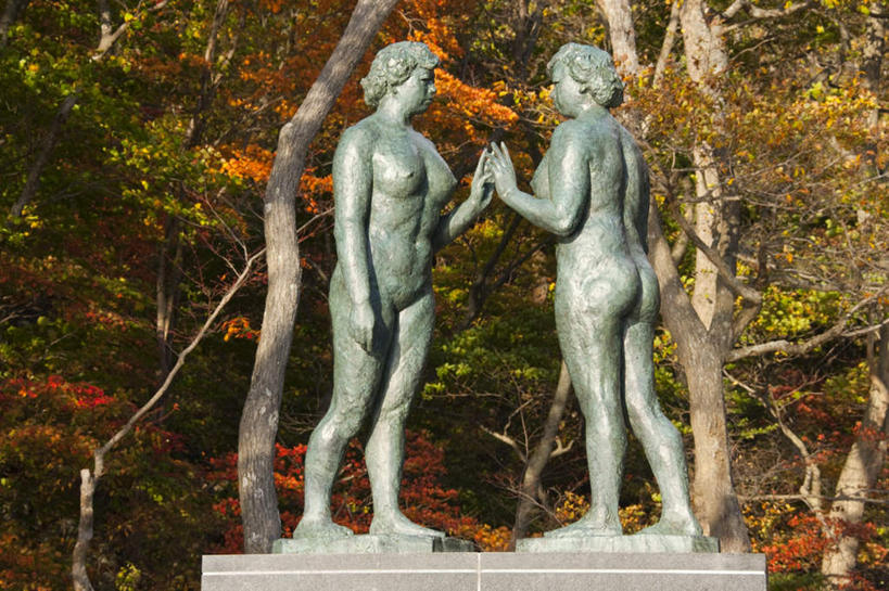 无人,站,握手,摸,横图,室外,白天,侧面,旅游,度假,植物,雕塑,日本,亚洲,抚摸,艺术,装饰,雕刻,雕像,注视,娱乐,相视,树,树木,两个,绿色,自然,工艺品,观察,看,站着,享受,休闲,面对面,放松,生长,成长,观看,纪念,对视,美术,察看,关注,主题,相对,陈列,东亚,本州,相看,本州岛,日本国,青森,青森县,东北地方,功能,美学,触摸,接触,拉手,手拉手,手握手,站立,彩图,全身