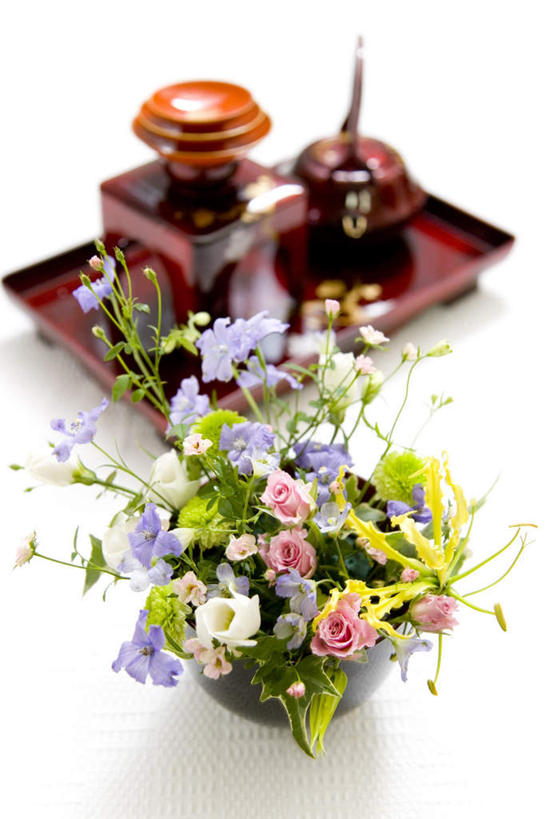 无人,竖图,俯视,室内,特写,白天,白色背景,爱情,幸福,纯洁,智慧,热情,百合花,玫瑰,杯子,餐具,阴影,堆叠,艺术,光线,碟子,壶,盘,影子,玫瑰花,浪漫,文化,水壶,三个,白色,阳光,插花,盘子,茶壶,水杯,碟,温暖,温馨,恩爱,摄影,影棚,堆,插花艺术,和睦,创造,创作,感动,想象,强瞿,尊敬,天真,百合蒜,刺玫花,倒仙,番韭,徘徊花,山丹,茶杯,彩图,高角度拍摄,影棚拍摄,拍摄,融洽