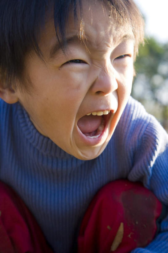 东方人,儿童,脸,头,脸颊,头发,一个人,坐,摸,竖图,室外,白天,正面,旅游,度假,纯洁,植物,亚洲,仅一个男性,仅一个人,抚摸,阴影,服装,裤子,光线,影子,注视,休闲装,黄种人,娱乐,树,树木,小孩,衣服,红色,蓝色,绿色,黑色,蓝天,天空,阳光,自然,天,观察,看,张嘴,仅一个小孩,享受,休闲,休闲服,放松,可爱,童年,童趣,服饰,生长,成长,观看,察看,喊叫,呼喊,关注,张大嘴巴,童真,烂漫,无邪,天真,男孩,男人,男性,亚洲人,孩子,头部,脸部,脸蛋,面部,张开嘴,触摸,接触,坐着,半身,彩图,男生