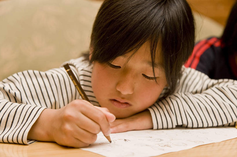 东方人,儿童,头发,一个人,坐,摸,横图,室内,白天,正面,纯洁,桌子,亚洲,仅一个男性,仅一个人,一张,抚摸,握,写,条纹,服装,笔,纸,墙,办公用品,拿,拿着,注视,休闲装,黄种人,书桌,墙壁,墙面,文具,小孩,衣服,白色,黑色,白纸,课桌,学习用品,低头,观察,记录,看,趴着,仅一个小孩,休闲,休闲服,可爱,童年,童趣,握着,服饰,观看,文具用品,一支,察看,关注,童真,烂漫,无邪,天真,男孩,男人,男性,亚洲人,孩子,触摸,接触,趴,坐着,半身,彩图,男生