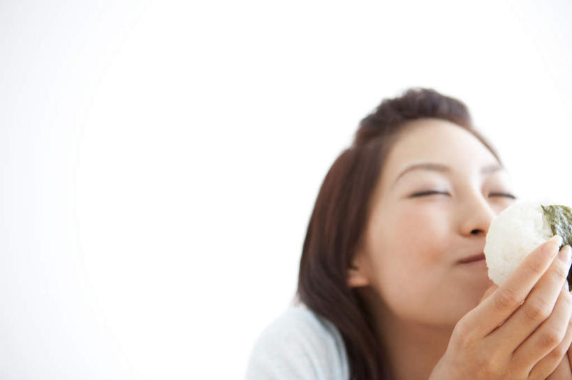 米饭,饭团,东方人,脸,头,脸颊,头发,一个人,站,举,闭眼,笑,摸,微笑,露齿笑,横图,室内,白天,白色背景,正面,叶子,亚洲,仅一个年轻女性,仅一个女性,仅一个人,抚摸,握,服装,墙,绿叶,饭,拿,拿着,休闲装,黄种人,闻,墙壁,墙面,一个,衣服,白色,黑色,托,站着,休闲,休闲服,嫩叶,握着,摄影,服饰,影棚,单个,五谷,嗅,年轻女性,女人,女性,亚洲人,头部,长发,脸部,脸蛋,面部,叶,叶片,闭眼睛,闭着眼,闭着眼睛,触摸,接触,举起,举手,举着,向上举,向上伸,向上托,站立,半身,彩图,影棚拍摄,拍摄