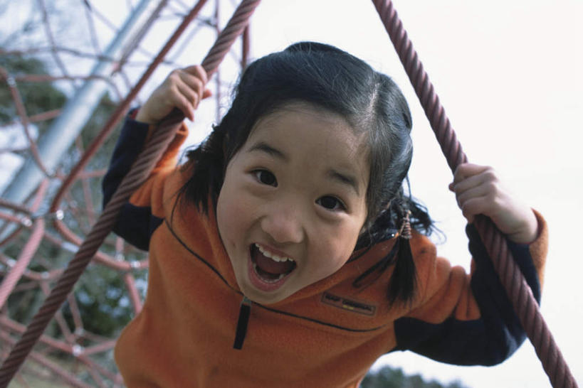 东方人,儿童,脸,头,脸颊,头发,一个人,站,伸展双臂,笑,摸,微笑,露齿笑,横图,室外,特写,白天,正面,纯洁,草地,草坪,植物,游乐场,亚洲,仅一个女性,仅一个人,撑,抚摸,阴影,服装,光线,影子,云,云朵,云彩,注视,休闲装,黄种人,草,树,树木,小孩,衣服,蓝色,绿色,黑色,白云,蓝天,天空,阳光,自然,天,观察,看,站着,张嘴,仅一个小孩,休闲,休闲服,橙色,可爱,童年,童趣,服饰,游乐设施,生长,成长,观看,察看,撑着,关注,张大嘴巴,童真,烂漫,无邪,天真,女孩,女人,女性,亚洲人,孩子,头部,长发,脸部,脸蛋,面部,张开嘴,敞开双臂,触摸,接触,伸开双臂,展开双肩,站立,张开手臂,张开双臂,半身,彩图,女生