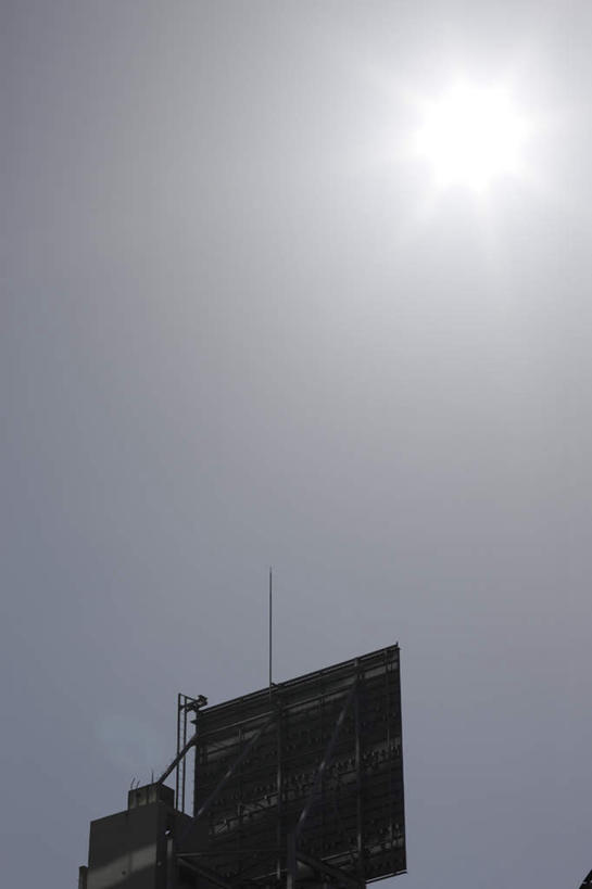 无人,竖图,室外,白天,仰视,旅游,度假,东京,日本,亚洲,阴影,光线,影子,墙,娱乐,布告栏,墙壁,墙面,蓝色,蓝天,天空,阳光,天,享受,休闲,放松,晴朗,东亚,本州,万里无云,关东地方,本州岛,日本国,东京都,晴空,晴空万里,彩图,低角度拍摄