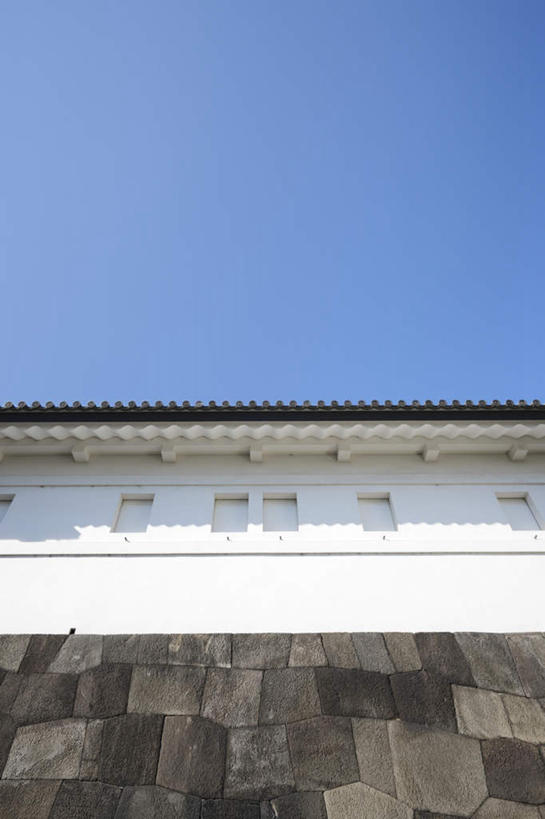 无人,竖图,室外,白天,仰视,旅游,度假,美景,东京,日本,亚洲,阴影,光线,影子,墙,屋檐,景观,娱乐,檐,墙壁,墙面,蓝色,蓝天,天空,阳光,自然,天,享受,休闲,景色,放松,晴朗,自然风光,东亚,本州,万里无云,关东地方,本州岛,日本国,东京都,晴空,晴空万里,彩图,低角度拍摄,皇宫