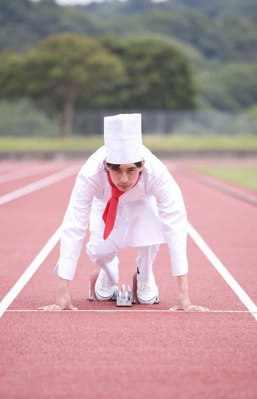东方人,一个人,厨师,体育馆,运动场,起跑线,起点,蹲,摸,竖图,室外,白天,正面,草地,草坪,植物,帽子,亚洲,仅一个男性,仅一个人,撑,抚摸,阴影,开始,光线,起跑器,影子,抬腿,注视,黄种人,体育场,草,树,树木,仅一个年轻男性,衣服,绿色,白色,阳光,自然,观察,看,田径场,生长,成长,观看,踮脚,察看,撑着,关注,助跑器,起始,运动馆,男人,男性,年轻男性,亚洲人,厨师长,厨子,大厨,主厨,触摸,蹲着,接触,抬头,仰头,彩图,全身,起跑点