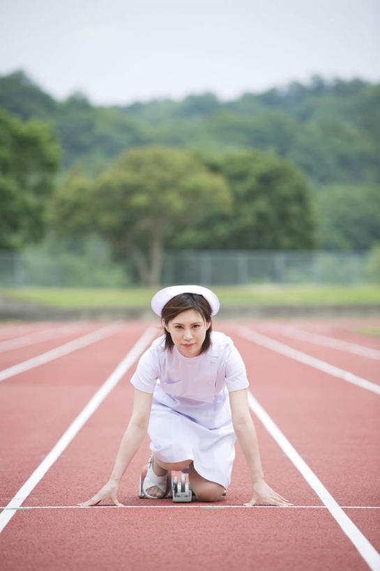 东方人,一个人,护士,体育馆,运动场,起跑线,起点,蹲,摸,竖图,室外,白天,正面,草地,草坪,植物,帽子,亚洲,仅一个年轻女性,仅一个女性,仅一个人,撑,抚摸,阴影,开始,光线,起跑器,影子,抬腿,注视,黄种人,体育场,草,树,树木,衣服,绿色,白色,阳光,自然,观察,看,田径场,生长,成长,观看,踮脚,察看,撑着,白衣天使,关注,助跑器,起始,运动馆,年轻女性,女人,女性,亚洲人,触摸,蹲着,接触,抬头,仰头,彩图,全身,起跑点