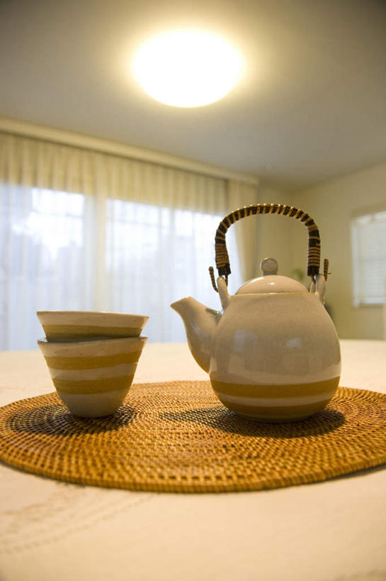 无人,竖图,室内,白天,正面,旅游,度假,窗户,落地窗,杯子,餐具,照明,许多,阴影,堆叠,反射,碟子,壶,盘,影子,墙,灯光,娱乐,吊灯,玻璃窗,墙壁,墙面,灯,水壶,一个,盘子,茶壶,水杯,灯具,碟,享受,休闲,放松,单个,堆,照亮,照明设备,茶杯,彩图