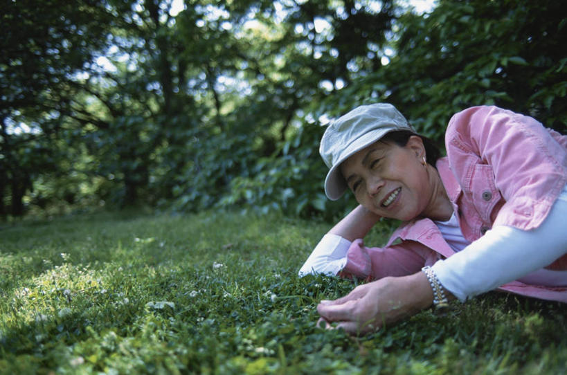 东方人,一个人,躺,笑,摸,微笑,露齿笑,横图,室外,白天,正面,旅游,度假,草地,草坪,植物,帽子,亚洲,仅一个女性,仅一个人,撑,抚摸,阴影,服装,光线,影子,云,云朵,云彩,注视,休闲装,黄种人,娱乐,运动帽,草,树,树木,衣服,粉色,蓝色,绿色,白色,白云,蓝天,天空,阳光,自然,天,观察,看,享受,休闲,休闲服,鸭舌帽,放松,服饰,仅一个老年女性,生长,成长,观看,察看,撑着,关注,一顶,卧着,老年女性,女人,女性,亚洲人,触摸,接触,躺着,卧,半身,彩图