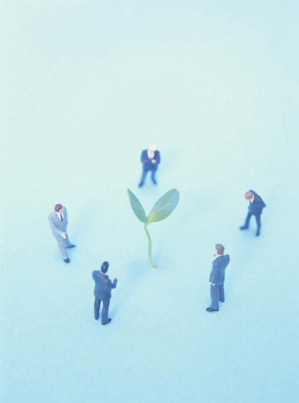 东方人,无人,商务人士,商务男性,站,说,双手交叉,竖图,俯视,室内,白天,衬衫,讨论,数码,科技,叶子,亚洲,五个人,阴影,套装,光线,网络,瓷砖,地砖,影子,绿叶,地面,许多人,高光,几何,计算机图形,合成,注视,黄种人,一个,绿色,阳光,观察,看,站着,一群人,嫩叶,单个,观看,电脑合成图,数码合成图,察看,双手抱胸,关注,商务装,工薪阶层,秧苗,写实,具体,具象,交流,男人,男性,年轻男性,亚洲人,白领,上班族,叶,叶片,沟通,讲话,交谈,商讨,说话,谈话,站立,彩图,高角度拍摄,全身,衬衣