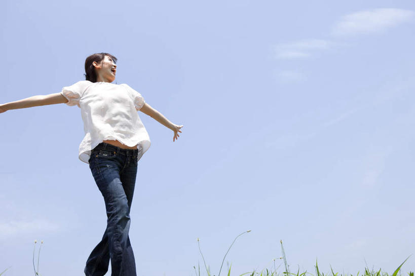 东方人,头发,一个人,站,伸展双臂,笑,微笑,露齿笑,横图,室外,白天,仰视,旅游,度假,草地,草坪,植物,亚洲,仅一个年轻女性,仅一个女性,仅一个人,阴影,服装,光线,影子,云,云朵,云彩,扭头,注视,休闲装,黄种人,娱乐,草,衣服,蓝色,绿色,白色,黑色,白云,蓝天,天空,阳光,天,观察,看,站着,转头,享受,休闲,休闲服,放松,服饰,观看,察看,关注,年轻女性,女人,女性,亚洲人,敞开双臂,伸开双臂,展开双肩,站立,张开手臂,张开双臂,半身,彩图,低角度拍摄,五指张开