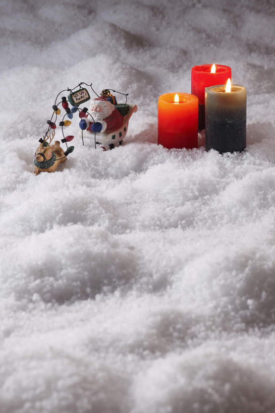 无人,竖图,俯视,室内,白天,雪,大雪,蜡烛,圣诞节,一堆,阴影,堆叠,堆积,节日,庆祝,装饰,反射,火焰,影子,烛光,积雪,雪景,冬季,冬天,燃烧,文化,装饰品,三个,红色,装饰物,点燃,庆典,寒冷,纪念,堆,华丽,修饰,点缀,饰物,衬托,美观,雅致,雅观,严寒,彩图,高角度拍摄