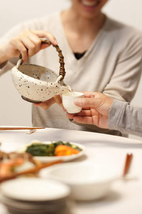 米饭,东方人,两个人,伙伴,朋友,坐,捧,竖图,室内,白天,正面,烹饪,友谊,餐桌,筷子,桌子,蔬菜,杯子,餐具,亚洲,倒,握,服装,新鲜,碟子,壶,盘,墙,日本料理,料理,食品,饭,拿,拿着,休闲装,黄种人,文化,传统,菜肴,美食,墙壁,墙面,水壶,食物,衣服,白色,盘子,茶壶,水杯,碟,碗,日式料理,靠,靠着,倚靠,休闲,日式,休闲服,握着,服饰,佳肴,有机食品,绿色食品,餐台,礼节,五谷,倚着,礼仪,友情,年轻女性,女人,女性,亚洲人,茶杯,进餐用具,端,端着,捧着,手捧,坐着,半身,彩图