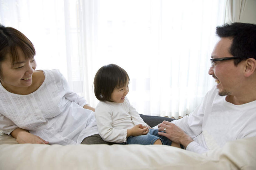 东方人,儿童,三个人,家庭,夫妻,母亲,父亲,女儿,坐,躺,笑,摸,微笑,露齿笑,横图,室内,白天,正面,爱情,纯洁,窗户,窗帘,落地窗,沙发,亚洲,一副,抚摸,阴影,服装,光线,眼镜,影子,墙,浪漫,注视,休闲装,黄种人,玻璃窗,相视,墙壁,墙面,小孩,衣服,白色,阳光,观察,看,靠,靠着,倚靠,休闲,温暖,温馨,父女,母女,三口之家,一家人,面对面,休闲服,恩爱,父爱,可爱,母爱,童年,童趣,恋人,服饰,观看,对视,和睦,察看,倚着,关注,相对,近视眼镜,布艺沙发,童真,烂漫,无邪,相看,卧着,天真,男人,男性,年轻男性,年轻女性,女孩,女人,女性,亚洲人,孩子,年轻人,夫妇,情侣,触摸,接触,躺着,卧,坐着,半身,彩图,伴侣,融洽,女生