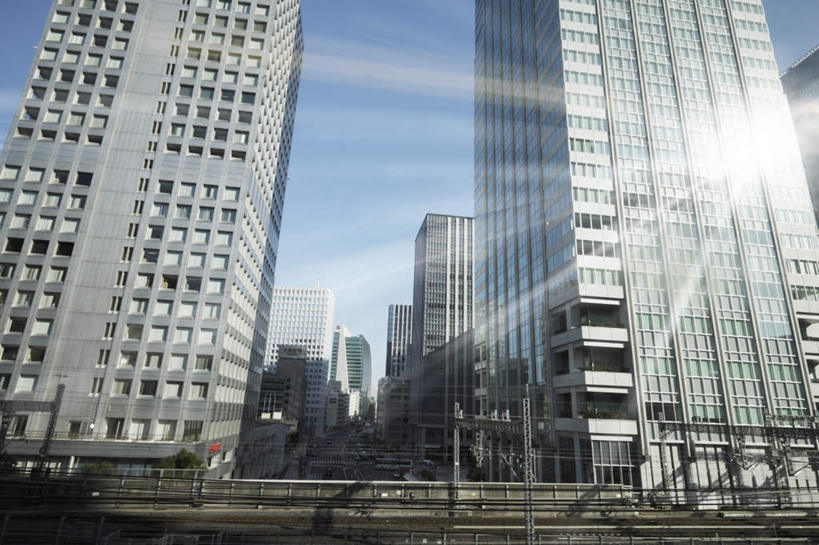 无人,高楼大厦,栏杆,横图,室外,白天,正面,旅游,度假,草地,草坪,美景,植物,窗户,大厦,建筑,摩天大楼,东京,日本,亚洲,一排,许多,阴影,整齐,光线,方格,影子,景观,围栏,光芒,娱乐,护栏,玻璃窗,草,树,树木,排列,蓝色,绿色,蓝天,天空,阳光,自然,天,享受,休闲,景色,放松,生长,晴朗,成长,耀眼,队列,自然风光,东亚,本州,万里无云,关东地方,本州岛,日本国,东京都,晴空,晴空万里,彩图,大楼,高层建筑,高楼,摩天楼