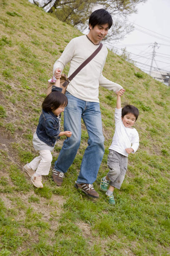东方人,儿童,三个人,家庭,父亲,女儿,儿子,站,走,握手,笑,摸,微笑,露齿笑,竖图,室外,白天,正面,旅游,度假,纯洁,草地,草坪,植物,亚洲,抚摸,阴影,服装,光线,包,皮包,影子,云,云朵,云彩,注视,休闲装,黄种人,娱乐,草,一个,小孩,衣服,蓝色,绿色,白色,黑色,白云,蓝天,天空,阳光,天,观察,看,站着,享受,休闲,温暖,温馨,父女,父子,一家人,休闲服,放松,父爱,可爱,童年,童趣,服饰,单个,观看,单肩包,和睦,察看,关注,童真,烂漫,无邪,天真,男孩,男人,男性,年轻男性,女孩,女人,女性,亚洲人,孩子,年轻人,步行,触摸,接触,拉手,散步,手拉手,手握手,站立,走路,彩图,全身,融洽,男生,女生