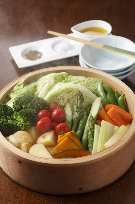 无人,竖图,俯视,室内,白天,餐桌,筷子,桌子,萝卜,胡萝卜,南瓜,蔬菜,土豆,西红柿,椰菜,卷心菜,餐具,一堆,阴影,堆叠,堆积,新鲜,光线,碟子,盘,影子,金瓜,花菜,花椰菜,西兰花,竹笋,食品,文化,传统,笋,番瓜,食物,黄色,阳光,盘子,碟,碗,有机食品,绿色食品,餐台,堆,礼节,麦瓜,倭瓜,礼仪,馍馍蛋,进餐用具,樱桃番茄,洋芋,圣女果,山药蛋,马铃薯,结球甘蓝,红萝卜,甘荀,甘兰,番茄,包心菜,彩图,高角度拍摄