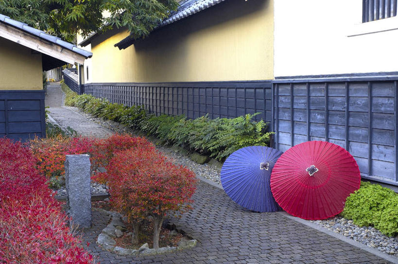 无人,家,横图,室外,白天,正面,旅游,度假,幸福,美景,植物,长野县,日本,亚洲,阴影,光线,伞,影子,雨伞,纸伞,房屋,墙,屋子,景观,两把,古典,油纸伞,文化,娱乐,楼房,墙壁,墙面,住宅,树,树木,红色,蓝色,绿色,阳光,自然,享受,休闲,景色,放松,生长,成长,纪念,吉祥,自然风光,古朴,东亚,本州,本州岛,日本国,中部地方,长野,平安,彩图,房子