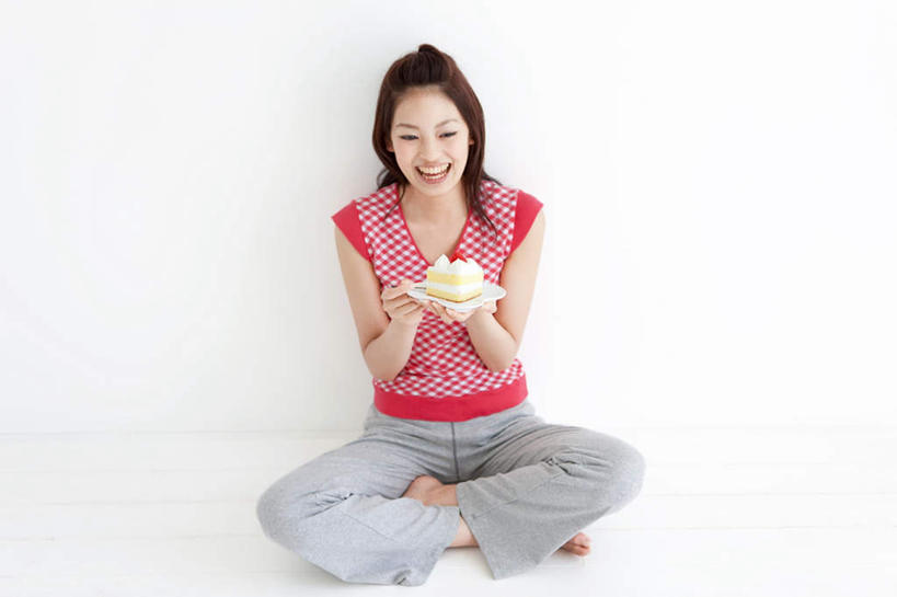 点心,东方人,头发,一个人,坐,捧,笑,摸,盘腿,微笑,露齿笑,横图,室内,白天,白色背景,正面,下午茶,餐具,亚洲,仅一个年轻女性,仅一个女性,仅一个人,一块,抚摸,握,服装,碟子,盘,食品,拿,拿着,注视,休闲装,黄种人,食物,糕点,衣服,粉色,黑色,盘子,碟,观察,看,休闲,休闲服,握着,摄影,服饰,影棚,观看,察看,关注,年轻女性,女人,女性,亚洲人,长发,触摸,端,端着,接触,盘腿而坐,盘膝,盘着腿的,盘着腿坐,捧着,手捧,双腿交叉,坐着,彩图,全身,影棚拍摄,拍摄,蛋糕