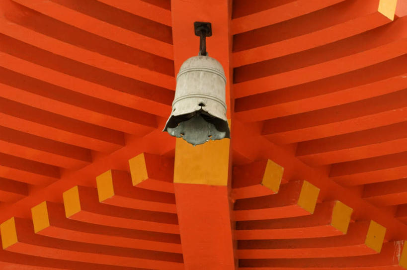 无人,寺庙,横图,室外,白天,仰视,旅游,度假,美景,金属制品,长野县,日本,亚洲,阴影,节日,光线,金属,影子,景观,燃烧,文化,娱乐,一个,阳光,自然,香火,庙宇,祈祷,享受,休闲,健康,景色,放松,许愿,宗教,信仰,单个,纪念,祈求,自然风光,东亚,本州,本州岛,日本国,中部地方,长野,平安,钟,彩图,低角度拍摄,庙,寺