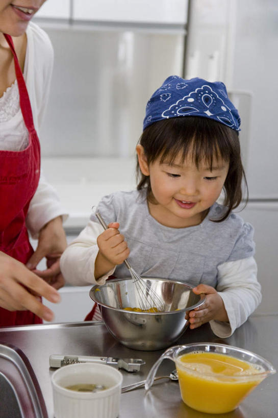 东方人,儿童,头发,两个人,家庭,母亲,女儿,站,笑,摸,微笑,露齿笑,竖图,俯视,室内,白天,纯洁,厨房,亚洲,一条,抚摸,握,服装,围裙,液体,墙,蛋,鸡蛋,拿,拿着,注视,休闲装,黄种人,墙壁,墙面,小孩,衣服,黄色,红色,黑色,灰色,低头,观察,搅拌,看,站着,休闲,温暖,温馨,母女,一家人,休闲服,可爱,母爱,童年,童趣,握着,服饰,观看,和睦,察看,淡黄,关注,童真,烂漫,无邪,卵,天真,年轻女性,女孩,女人,女性,亚洲人,孩子,年轻人,长发,触摸,接触,站立,半身,彩图,高角度拍摄,灶间,融洽,女生