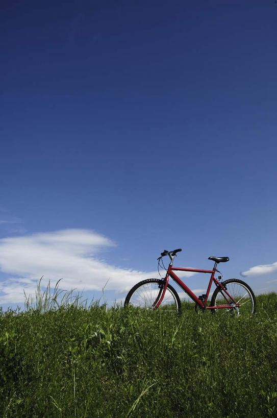 无人,竖图,室外,白天,仰视,旅游,度假,草地,草坪,美景,植物,自行车,长野县,日本,亚洲,一辆,阴影,光线,影子,景观,云,云朵,云彩,娱乐,车,脚踏车,草,蓝色,绿色,白云,蓝天,天空,阳光,自然,交通工具,天,享受,休闲,景色,放松,自然风光,载具,东亚,本州,本州岛,日本国,中部地方,长野,彩图,低角度拍摄