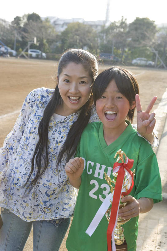 东方人,儿童,两个人,家庭,母亲,儿子,站,抱,笑,摸,微笑,露齿笑,竖图,室外,白天,正面,纯洁,草地,草坪,植物,亚洲,抚摸,阴影,服装,光线,影子,云,云朵,云彩,注视,休闲装,黄种人,草,树,树木,小孩,衣服,蓝色,绿色,白云,蓝天,天空,阳光,自然,天,观察,看,站着,休闲,温暖,温馨,母子,一家人,休闲服,可爱,母爱,童年,童趣,服饰,生长,成长,抱着,观看,和睦,察看,搂着,关注,童真,烂漫,无邪,天真,男孩,年轻女性,女人,女性,亚洲人,孩子,年轻人,触摸,怀抱,接触,搂,搂抱,相抱,拥抱,站立,半身,彩图,融洽,男生