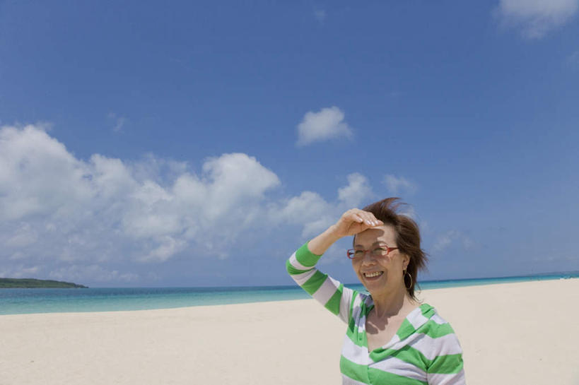 东方人,头发,一个人,站,举,笑,摸,微笑,露齿笑,横图,室外,白天,正面,旅游,度假,海浪,海洋,沙滩,亚洲,仅一个年轻女性,仅一个女性,仅一个人,一副,抚摸,阴影,波纹,条纹,服装,光线,沙子,眼镜,影子,海岸,浪花,云,云朵,沙地,云彩,注视,休闲装,黄种人,娱乐,衣服,蓝色,绿色,黑色,白云,蓝天,水纹,天空,阳光,海水,波浪,天,观察,看,托,站着,享受,休闲,休闲服,放松,服饰,观看,察看,关注,近视眼镜,海景,年轻女性,女人,女性,亚洲人,长发,大海,风浪,海,海水的波动,海滩,近岸浪,涌浪,触摸,接触,举起,举手,举着,向上举,向上伸,向上托,站立,半身,彩图