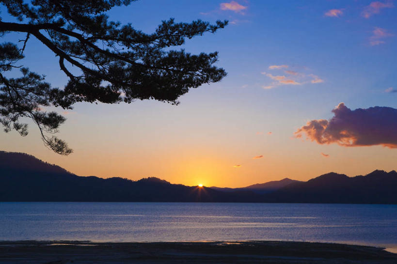 无人,横图,室外,白天,正面,旅游,度假,草地,草坪,日出,美景,沙滩,山,山脉,太阳,植物,秋田县,日本,亚洲,阴影,光线,沙子,影子,海岸,景观,山峰,云,云朵,朝霞,晨曦,黎明,沙地,山峦,云彩,娱乐,草,树,树木,蓝色,绿色,白云,蓝天,天空,阳光,自然,群山,天,享受,休闲,景色,放松,生长,成长,自然风光,东亚,本州,本州岛,日本国,秋田,东北地方,海滩,朝阳,彩图,破晓