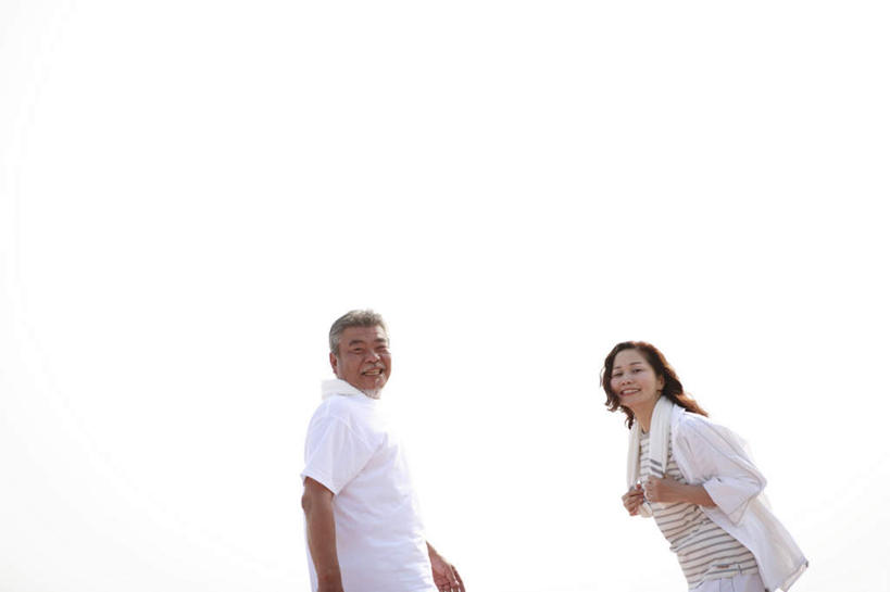 东方人,头发,两个人,家庭,夫妻,站,笑,摸,微笑,露齿笑,横图,室外,白天,仰视,爱情,旅游,度假,美景,亚洲,一条,抚摸,弯腰,握,阴影,服装,光线,影子,景观,浪漫,拿,拿着,扭头,注视,休闲装,黄种人,娱乐,衣服,白色,黑色,天空,阳光,自然,毛巾,天,观察,看,站着,转头,享受,休闲,温暖,温馨,一家人,休闲服,景色,恩爱,放松,握着,恋人,服饰,观看,和睦,察看,关注,自然风光,弯身,老年男性,老年女性,男人,男性,女人,女性,亚洲人,长发,夫妇,情侣,触摸,接触,站立,半身,彩图,低角度拍摄,伴侣,融洽