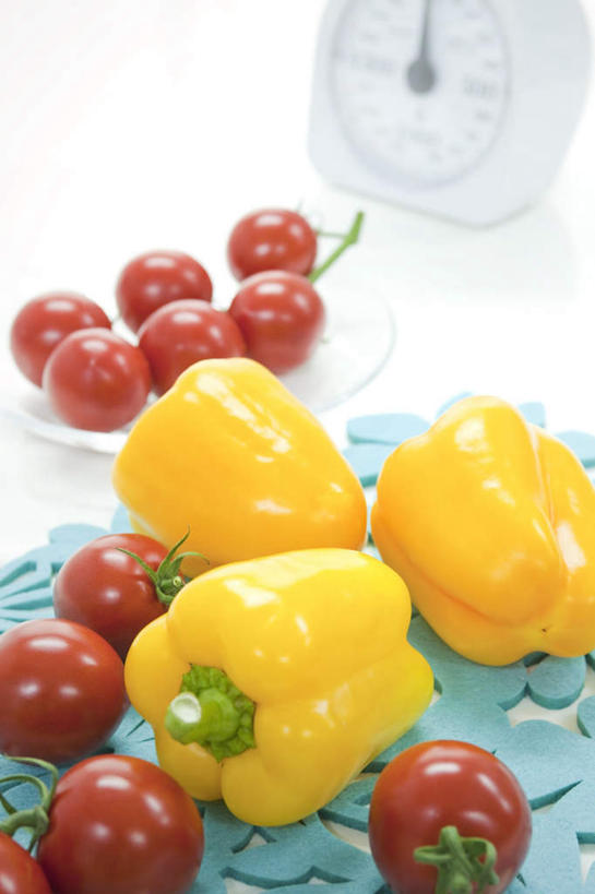 无人,竖图,俯视,室内,白天,白色背景,仪器,桌面,辣椒,蔬菜,西红柿,许多,阴影,新鲜,光线,影子,食品,食物,排列,三个,一个,黄色,红色,阳光,摄影,有机食品,绿色食品,影棚,单个,衡量,队列,计量,台秤,彩椒,辣角,红海椒,大椒,辣虎,广椒,衡器,秤,樱桃番茄,甜椒,柿子椒,圣女果,辣子,海椒,番茄,番椒,灯笼椒,彩图,高角度拍摄,影棚拍摄,拍摄