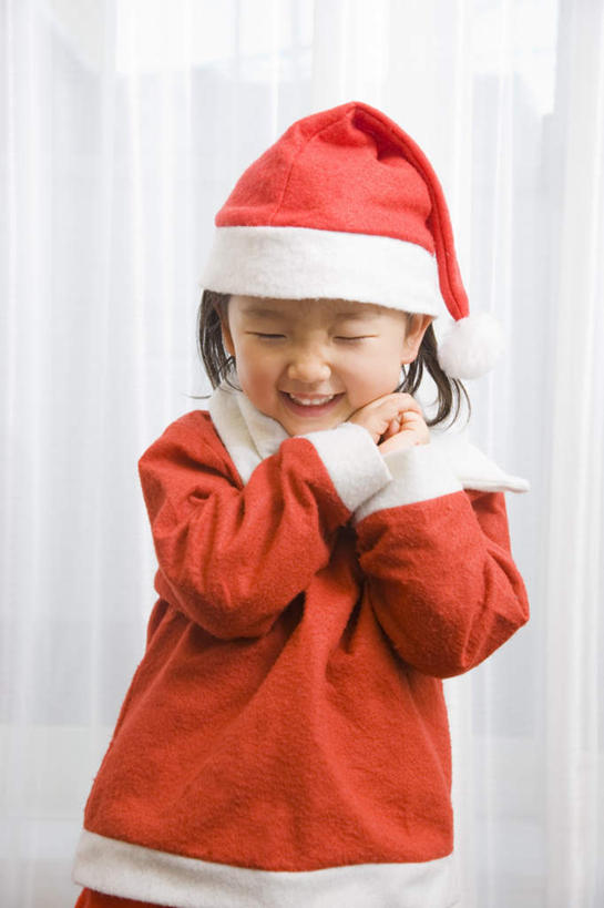 东方人,儿童,头发,一个人,站,举,闭眼,笑,摸,微笑,露齿笑,竖图,室内,白天,正面,纯洁,窗户,窗帘,落地窗,帽子,圣诞节,亚洲,仅一个女性,仅一个人,抚摸,阴影,节日,庆祝,光线,影子,黄种人,文化,玻璃窗,小孩,衣服,红色,白色,黑色,阳光,托,站着,仅一个小孩,庆典,圣诞帽,可爱,童年,童趣,纪念,圣诞装,童真,烂漫,无邪,一顶,棉帽,天真,女孩,女人,女性,亚洲人,孩子,长发,闭眼睛,闭着眼,闭着眼睛,触摸,接触,举起,举手,举着,向上举,向上伸,向上托,站立,半身,彩图,女生