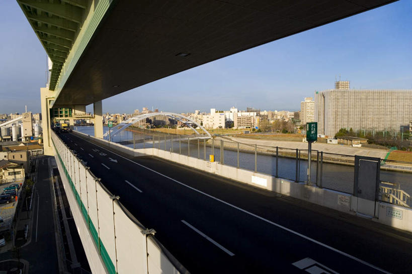 无人,家,横图,室外,白天,正面,旅游,度假,草地,草坪,河流,石头,美景,水,植物,道路,路,公路,东京,日本,亚洲,阴影,光线,石子,影子,房屋,屋子,河水,景观,水流,云,云朵,桥,分界线,停车线,交通,云彩,娱乐,石桥,楼房,拱桥,住宅,栈桥,草,树,树木,蓝色,绿色,白色,白云,蓝天,天空,阳光,自然,天,享受,休闲,景色,放松,拱形,生长,成长,人行桥,车行道,车行道分界线,石拱桥,自然风光,标线,东亚,车行线,本州,关东地方,本州岛,日本国,东京都,石块,马路,彩图,房子