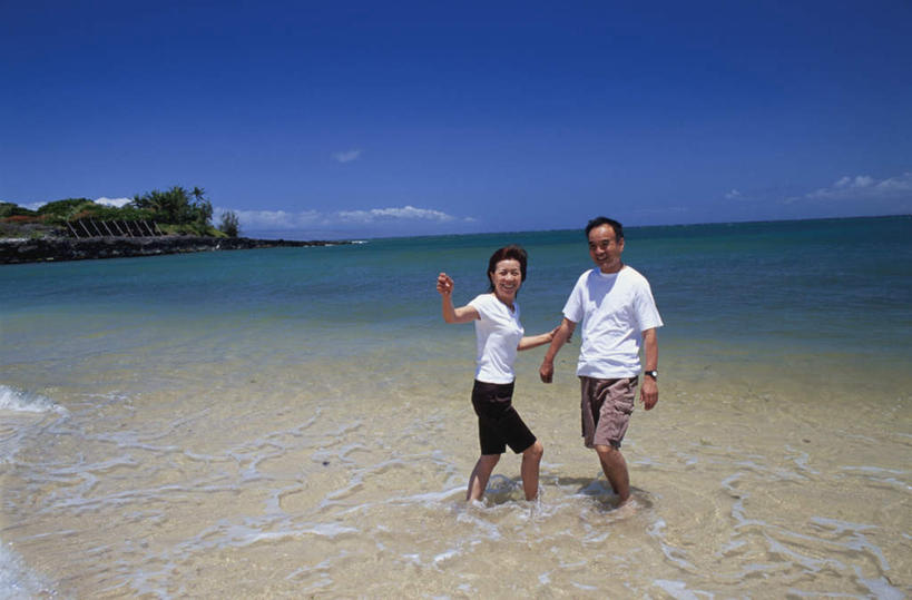 东方人,头发,两个人,家庭,夫妻,站,举,握手,笑,摸,微笑,露齿笑,横图,俯视,室外,白天,爱情,旅游,度假,海浪,海洋,沙滩,植物,亚洲,抚摸,阴影,波纹,服装,光线,沙子,影子,海岸,浪花,云,云朵,沙地,浪漫,云彩,扭头,注视,休闲装,黄种人,娱乐,树,树木,衣服,蓝色,绿色,白色,黑色,白云,蓝天,水纹,天空,阳光,自然,海水,波浪,天,观察,看,托,站着,转头,享受,休闲,温暖,温馨,一家人,休闲服,恩爱,放松,恋人,服饰,生长,成长,观看,和睦,察看,关注,海景,老年男性,老年女性,男人,男性,女人,女性,亚洲人,长发,夫妇,情侣,大海,风浪,海,海水的波动,海滩,近岸浪,涌浪,触摸,接触,举起,举手,举着,拉手,手拉手,手握手,向上举,向上伸,向上托,站立,彩图,高角度拍摄,全身,伴侣,融洽