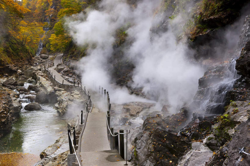 无人,横图,俯视,室外,白天,按摩,美容,旅游,度假,草地,草坪,石头,美景,水,植物,雾,秋田县,日本,亚洲,护肤,阴影,波纹,沸腾,朦胧,模糊,光线,蒸汽,木板,石子,液体,影子,景观,水滴,桥,木桥,水蒸气,娱乐,栈桥,草,树,树木,绿色,水纹,阳光,自然,波浪,保养,享受,休闲,景色,放松,SPA水疗,保健,温泉浴场,生长,成长,人行桥,木板桥,自然风光,东亚,养颜,本州,本州岛,日本国,秋田,东北地方,蒸发,石块,岩石,矿泉疗养地,彩图,高角度拍摄,水疗