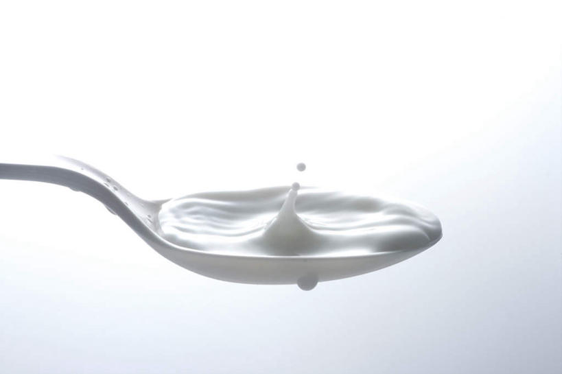 牛奶,无人,横图,室内,白天,白色背景,正面,握,飞溅,溅,液体,勺子,水滴,饮品,营养,拿,拿着,水珠,饮料,一个,白色,调羹,汤匙,握着,摄影,影棚,单个,乳制品,奶,安神,彩图,影棚拍摄,拍摄