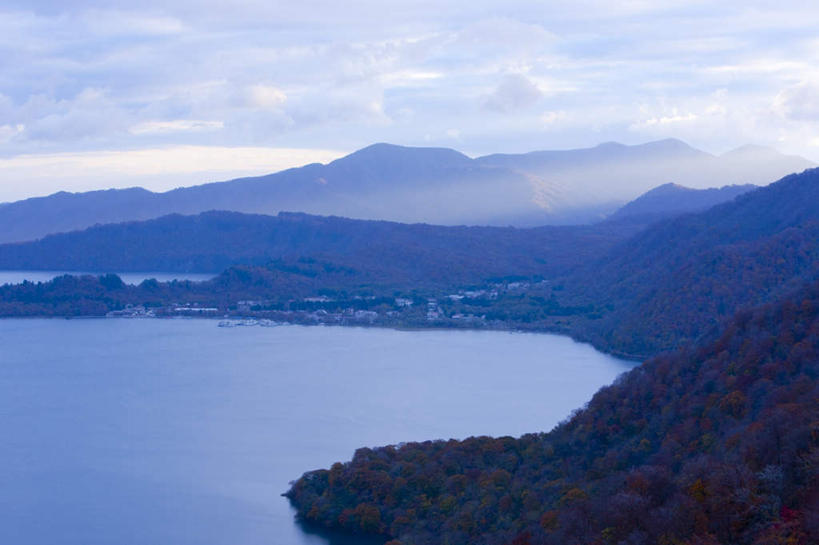 无人,横图,俯视,室外,白天,旅游,度假,草地,草坪,河流,美景,山,山脉,水,植物,秋田县,日本,亚洲,阴影,光线,影子,河水,景观,山峰,水流,云,云朵,山峦,云彩,娱乐,草,树,树木,蓝色,绿色,白云,蓝天,天空,阳光,自然,群山,天,享受,休闲,景色,放松,生长,成长,自然风光,东亚,本州,本州岛,日本国,秋田,东北地方,彩图,高角度拍摄