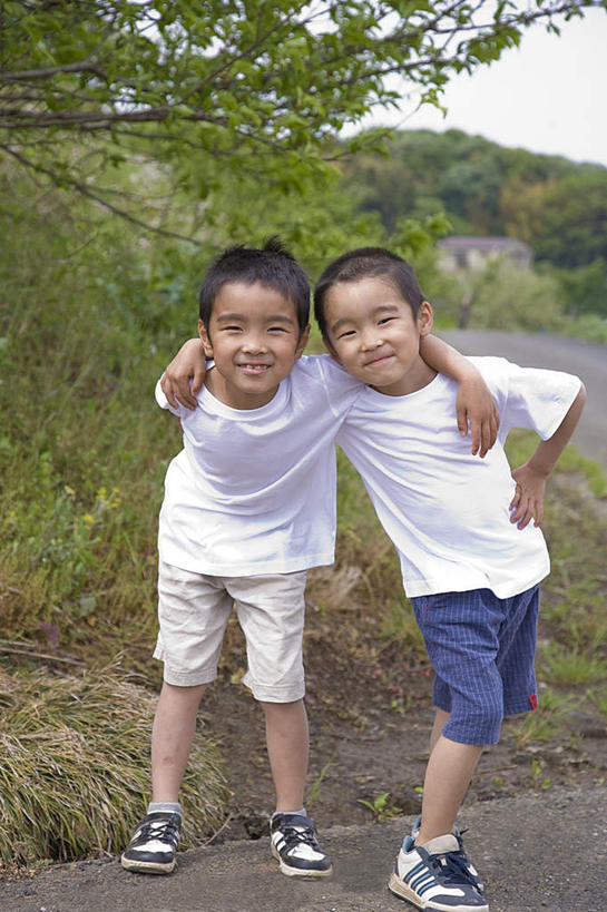 东方人,儿童,头发,两个人,伙伴,朋友,站,抱,笑,微笑,露齿笑,竖图,室外,白天,正面,旅游,度假,友谊,纯洁,草地,草坪,山,山脉,植物,道路,路,亚洲,弯腰,阴影,服装,裤子,光线,影子,山峰,云,云朵,小路,交通,山峦,云彩,注视,休闲装,黄种人,娱乐,手叉腰,草,树,树木,小孩,衣服,蓝色,绿色,白色,黑色,白云,蓝天,天空,阳光,自然,群山,天,叉腰,观察,看,站着,享受,休闲,休闲服,放松,可爱,童年,童趣,服饰,乡间小路,生长,成长,抱着,观看,察看,搂着,关注,童真,烂漫,无邪,弯身,天真,友情,男孩,男人,男性,亚洲人,搂,搂抱,站立,彩图,全身,男生