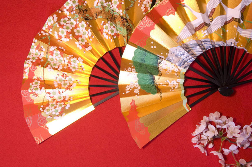 无人,横图,俯视,室内,白天,桌面,樱花,红色背景,花纹,装饰,盛开,扇子,图案,折扇,纸扇,两把,清凉,花蕾,凉爽,文化,花,花瓣,花朵,鲜花,粉色,花苞,花蕊,摄影,影棚,华丽,修饰,点缀,衬托,美观,雅致,雅观,仙樱花,福岛樱,青肤樱,撒扇,荆桃,彩图,高角度拍摄,影棚拍摄,拍摄,传统文化