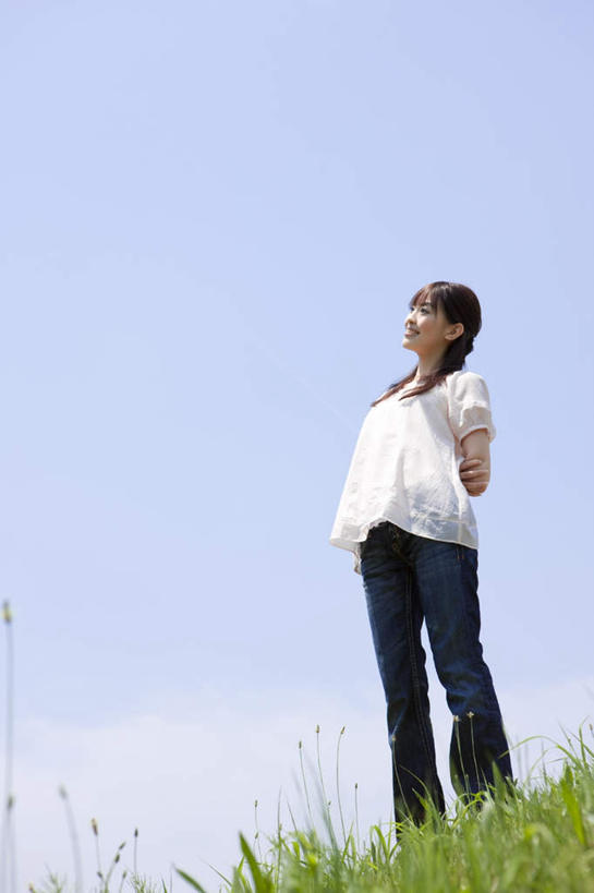 东方人,头发,一个人,站,笑,摸,微笑,露齿笑,竖图,室外,白天,仰视,旅游,度假,草地,草坪,植物,亚洲,仅一个年轻女性,仅一个女性,仅一个人,抚摸,阴影,服装,光线,影子,云,云朵,云彩,注视,休闲装,黄种人,娱乐,草,衣服,蓝色,绿色,白色,黑色,白云,蓝天,天空,阳光,天,观察,看,站着,享受,休闲,休闲服,放松,服饰,观看,察看,关注,年轻女性,女人,女性,亚洲人,触摸,接触,站立,彩图,低角度拍摄,全身