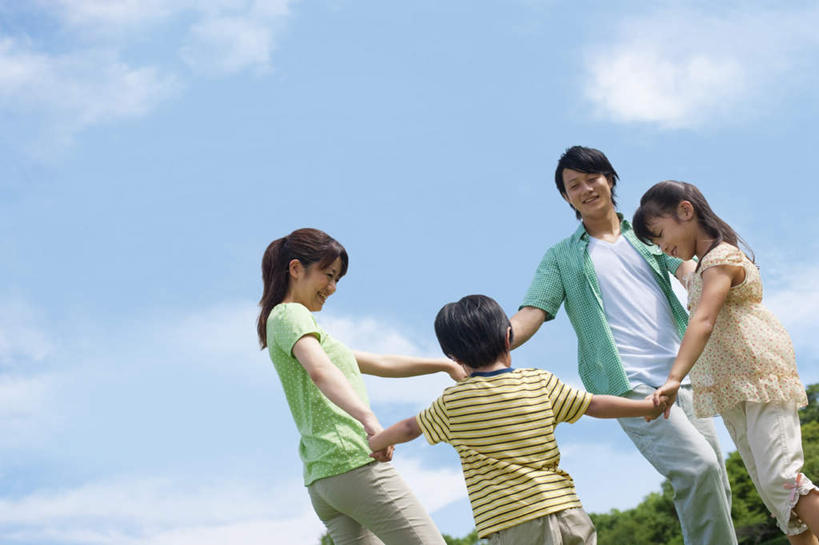 东方人,儿童,背部,头发,四个人,家庭,夫妻,母亲,父亲,女儿,儿子,站,走,握手,笑,摸,微笑,露齿笑,横图,室外,白天,仰视,爱情,旅游,度假,游戏,纯洁,草地,草坪,植物,亚洲,抚摸,阴影,服装,光线,影子,云,云朵,浪漫,玩,云彩,注视,休闲装,黄种人,娱乐,草,树,树木,小孩,衣服,黄色,蓝色,绿色,黑色,白云,蓝天,天空,阳光,自然,天,低头,观察,看,站着,享受,休闲,温暖,温馨,父子,母女,一家人,休闲服,恩爱,放松,父爱,可爱,母爱,童年,童趣,恋人,服饰,生长,成长,观看,活动,和睦,察看,发泄,关注,消遣,智力,童真,烂漫,无邪,宣泄,天真,男孩,男人,男性,年轻男性,年轻女性,女孩,女人,女性,亚洲人,孩子,长发,夫妇,情侣,步行,触摸,接触,拉手,散步,手拉手,手握手,玩耍,嬉戏,站立,走路,半身,彩图,低角度拍摄,伴侣,融洽,男生,女生