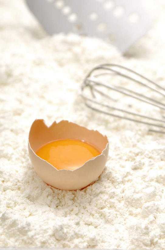 无人,竖图,俯视,室内,白天,桌面,一堆,阴影,堆叠,堆积,破碎,光线,粉末,液体,影子,蛋,蛋黄,鸡蛋,面粉,粮食,一个,黄色,白色,阳光,打蛋器,粉,单个,堆,农产品,原材料,卵,粉状,彩图,高角度拍摄