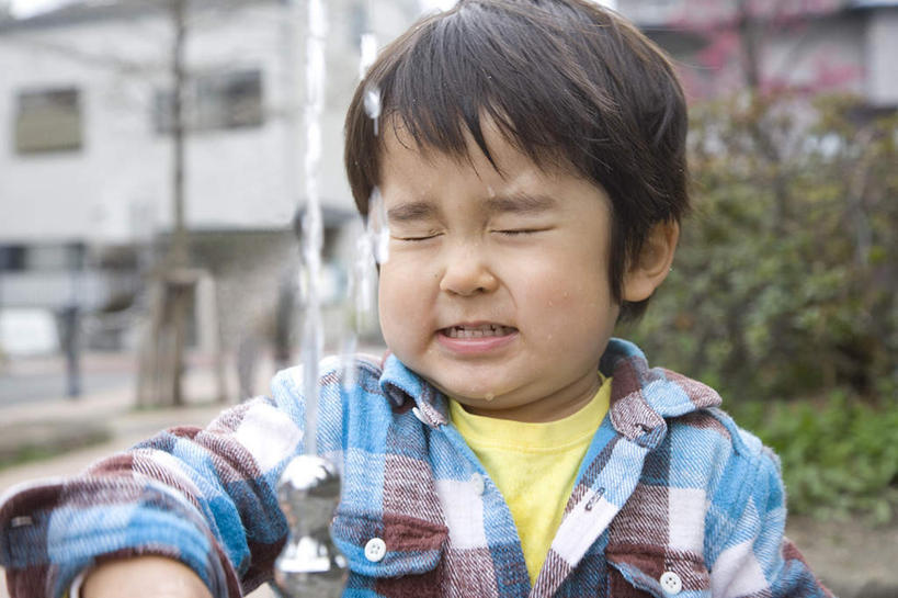 东方人,儿童,头发,一个人,家,站,闭眼,摸,横图,室外,白天,正面,旅游,度假,纯洁,草地,草坪,植物,亚洲,仅一个男性,仅一个人,抚摸,阴影,服装,光线,方格,影子,房屋,墙,屋子,休闲装,黄种人,娱乐,楼房,墙壁,墙面,住宅,草,树,树木,小孩,衣服,蓝色,绿色,黑色,阳光,自然,站着,仅一个小孩,享受,休闲,休闲服,放松,可爱,童年,童趣,服饰,生长,成长,害怕,童真,烂漫,无邪,天真,男孩,男人,男性,亚洲人,孩子,闭眼睛,闭着眼,闭着眼睛,触摸,接触,站立,半身,彩图,房子,男生