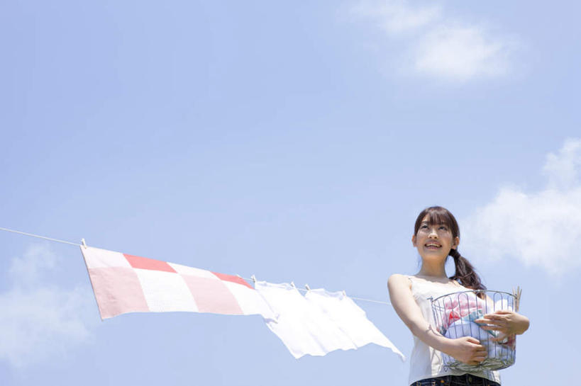 东方人,头发,一个人,站,捧,笑,摸,微笑,露齿笑,横图,室外,白天,仰视,旅游,度假,亚洲,仅一个年轻女性,仅一个女性,仅一个人,两条,一堆,许多,抚摸,握,悬挂,阴影,堆叠,堆积,服装,漂浮,光线,影子,云,云朵,床单,拿,云彩,拿着,扭头,注视,休闲装,黄种人,娱乐,被子,衣服,蓝色,白色,黑色,白云,蓝天,天空,阳光,天,观察,看,站着,转头,享受,休闲,休闲服,放松,晒,握着,服饰,观看,堆,察看,关注,年轻女性,女人,女性,亚洲人,触摸,端,端着,接触,捧着,手捧,站立,半身,彩图,低角度拍摄