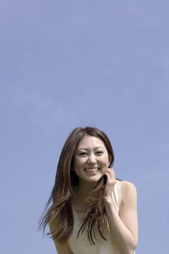 东方人,头发,一个人,站,举,笑,摸,微笑,露齿笑,竖图,室外,白天,仰视,旅游,度假,亚洲,仅一个年轻女性,仅一个女性,仅一个人,抚摸,阴影,服装,光线,影子,注视,休闲装,黄种人,娱乐,衣服,蓝色,白色,黑色,蓝天,天空,阳光,天,观察,看,托,站着,享受,休闲,休闲服,放松,服饰,晴朗,观看,察看,关注,万里无云,年轻女性,女人,女性,亚洲人,长发,晴空,晴空万里,触摸,接触,举起,举手,举着,向上举,向上伸,向上托,站立,半身,彩图,低角度拍摄