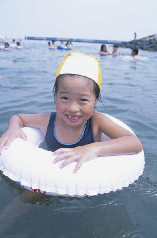 游泳,东方人,儿童,一个人,体育馆,游泳池,站,笑,摸,微笑,露齿笑,竖图,俯视,室外,白天,泳装,旅游,度假,纯洁,草地,草坪,水,植物,帽子,亚洲,仅一个女性,仅一个人,撑,抚摸,阴影,泳帽,光线,影子,水池,水面,云,云朵,云彩,注视,黄种人,娱乐,泳池,草,一个,小孩,蓝色,绿色,白色,白云,蓝天,天空,阳光,游泳圈,天,观察,看,站着,仅一个小孩,享受,休闲,放松,可爱,童年,童趣,单个,观看,察看,游泳馆,撑着,关注,游泳帽,童真,烂漫,无邪,连体泳衣,天真,女孩,女人,女性,亚洲人,孩子,触摸,接触,站立,半身,彩图,高角度拍摄,泳衣,女生