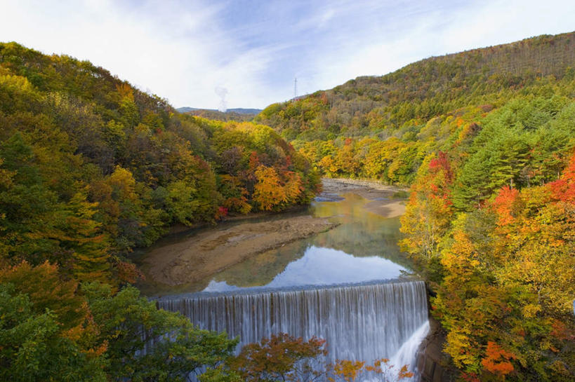 无人,横图,俯视,室外,白天,旅游,度假,草地,草坪,湖,湖泊,美景,瀑布,山,山脉,水,植物,日本,亚洲,阴影,飞溅,溅,光线,液体,影子,湖面,景观,山峰,水滴,水流,水面,云,云朵,山峦,云彩,娱乐,水珠,草,树,树木,蓝色,绿色,白云,蓝天,天空,阳光,自然,湖水,群山,天,享受,休闲,景色,放松,生长,成长,喷洒,自然风光,东亚,本州,本州岛,日本国,岩手,岩手县,东北地方,跌水,彩图,高角度拍摄